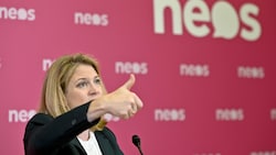 NEOS-Chefin Beate Meinl-Reisinger zieht mit einem neuen „Auslandsteam“ in die EU- und Nationalratswahl. (Bild: APA/HERBERT NEUBAUER)