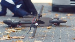 Eine Zwölfjährige krachte in Gleisdorf auf einem E-Scooter (Symbolbild) ungebremst in einen Pkw und flüchtete von der Unfallstelle. Ihre 13-jährige Mitfahrerin wurde verletzt. (Bild: ©Studio Romantic - stock.adobe.com)