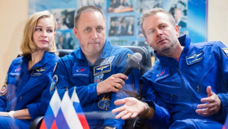 Julia Peressild, Regisseur Klim Schipenko (rechts) und Kosmonaut Anton Schkaplerow (Mitte) bei einer Pressekonferenz vor dem Flug zur Raumstation ISS (Bild: AFP/Roskosmos)