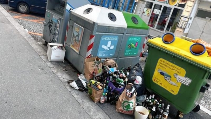 Ecke Webgasse stapeln sich Müll und leere Alkoholflaschen. (Bild: Martina Münzer)