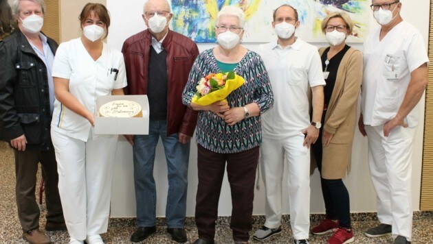 Primar Böhm, Pflegeleiterin Herta Weissensteiner und ihre Teams im Spital Gmünd freuten sich über den „süßen“ Dank von Helga Huber (M.) und ihrem Gatten Ernst. (Bild: LK Gmünd)