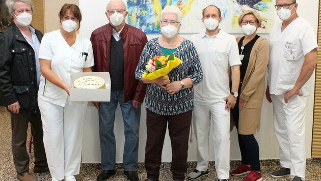 Primar Böhm, Pflegeleiterin Herta Weissensteiner und ihre Teams im Spital Gmünd freuten sich über den „süßen“ Dank von Helga Huber (M.) und ihrem Gatten Ernst. (Bild: LK Gmünd)