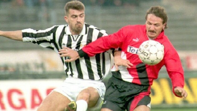Jan Furtok (re.), hier im Dress von Eintracht Frankfurt, im Zweikampf mit Juventus Turins Antonio Conte im Jahr 1995 (Bild: oliver Berg / EPA / picturedesk.com)