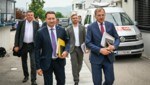 Regierungsverhandlungen: Manfred Haimbuchner (FPÖ), Thomas Stelzer (ÖVP) und ihre Teams (Bild: Alexander Schwarzl)