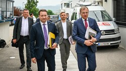 Regierungsverhandlungen: Manfred Haimbuchner (FPÖ), Thomas Stelzer (ÖVP) und ihre Teams (Bild: Alexander Schwarzl)
