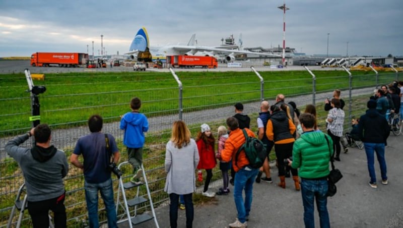 Im Herbst 2021 lockte die Antonov An-225 zahlreiche Schaulustige nach Linz. (Bild: Alexander Schwarzl)