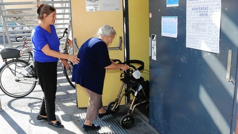 Elke Kahr holt ihre Klientin an der Tür des Volkshauses ab. (Bild: Christian Jauschowetz)