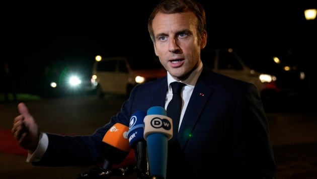 Frankreichs Präsident Emmanuel Macron nach seiner Ankunft in Slowenien, wo ein informeller EU-Gipfel stattfindet. (Bild: AP)