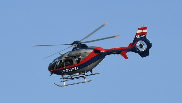 Die Polizei sucht den Täter per Hubschrauber. (Bild: P. Huber)