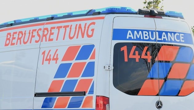 Die Berufsrettung der Stadt Wien brachte die schwer verletzte Pensionistin ins Spital.  (Bild: P. Huber)