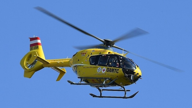 Ein Unfallbeteiligter musste mit dem Hubschrauber ins Krankenhaus geflogen werden. (Bild: P. Huber)
