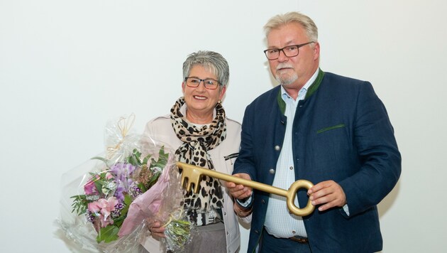 Ulrike Kitzinger ist die erste Bürgermeisterin in Sigleß. Alt-Bürgermeister Kutrovatz übergab ihr symbolisch den Gemeindeschlüssel (Bild: Gemeinde Sigleß)