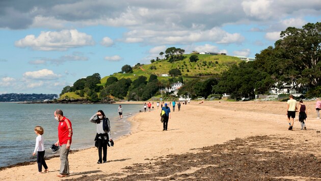 Ein Strandabschnitt in Auckland, Neuseeland, wo die Regierung sich eingestehen musste, dass kein Land der Welt das Coronavirus auf Dauer komplett ausrotten kann (Bild: AP)