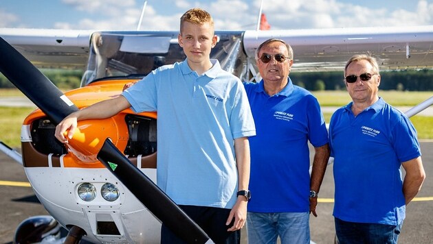Tobias Preinsperger mit seinen zwei Fluglehrern vor einer Cessna am Flugplatz Punitz. (Bild: Gymnasium Güssing)