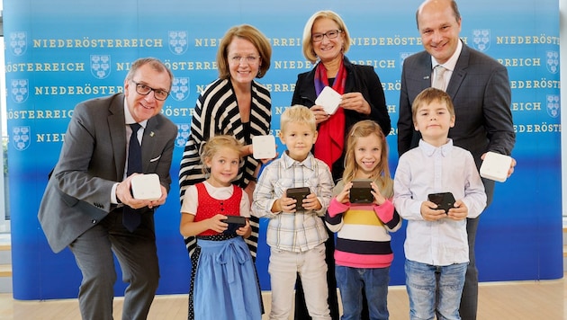 Gemeinsame Aktion: Dworak, Teschl-Hofmeister, Mikl-Leitner und Pressl mit Schulkindern und CO2-Messgeräten. (Bild: NLK Pfeiffer)