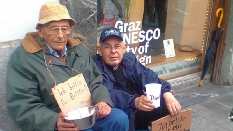 Pfarrer Wolfgang Pucher und Emil Breisach - Protest gegen Bettelverbot vor Grazer Landhaus (Bild: VinziWerke)