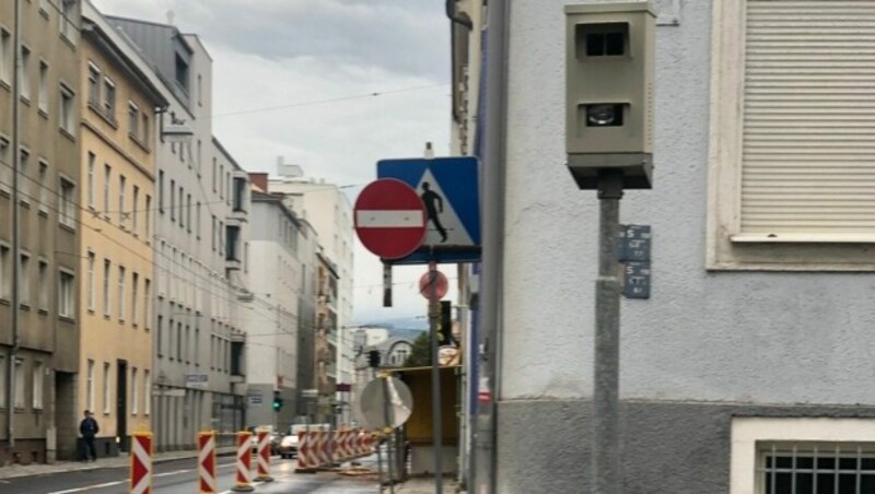 Der Radar-Kasten wurde am Mittwoch montiert (Bild: ZVG)