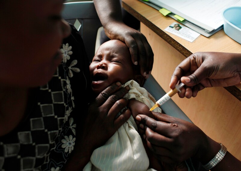 Ein Baby in Kenia wird geimpft. (Bild: AP Photo/Karel Prinsloo, File)