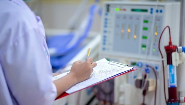 Auch im Spital spitzt sich die Lage zu: 12 Infizierte mehr als gestern werden im Krankenhaus behandelt. (Bild: stock.adobe.com)