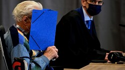 Der 100-jährige Ex-Wachmann erschien zwar vor Gericht, will aber dort weitgehend schweigen. (Bild: APA/AFP/Tobias Schwarz)