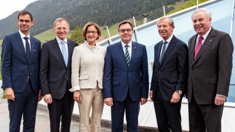 Die ÖVP-Landeshauptleute stellten sich am Donnerstag einmal mehr demonstrativ hinter den Kanzler. (Bild: APA/EXPA/JOHANN GRODER)