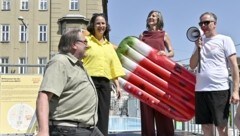 Bei Fototerminen fehlte sie nie: Vizebürgermeisterin Birgit Hebein radelte, hielt eine Baustellenabsperrung oder ein aufblasbares Eis in den Händen. Blechen durfte diese Pop-up-Aktionen der Steuerzahler. Und das nicht zu knapp. (Bild: HANS PUNZ)