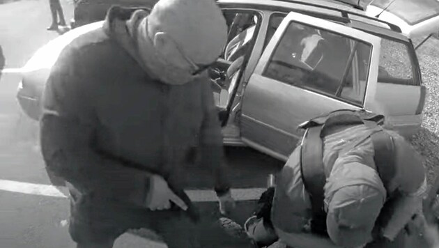 Ein Bandenmitglied beim Zugriff in der Slowakei (Bild: Europol)
