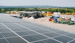 Die Dächer der Abfallfirma Jüly wurden mit großflächigen Fotovoltaik-Paneelen aufgewertet. (Bild: Tony Gigov)