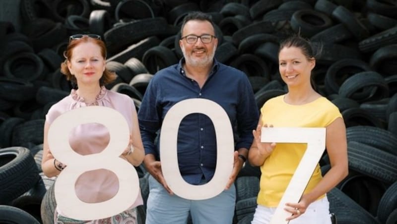 Jüly (li.), Amara und Cornelia Daniel von der Initiative „Tausendundein Dach“ freuen sich übers gelungene Öko-Projekt. (Bild: Tony Gigov)