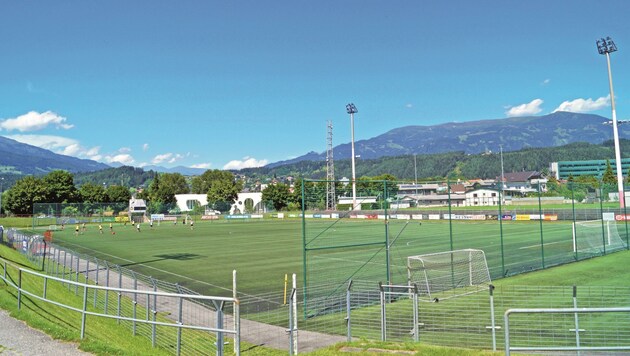 Gut eine Million Euro fällt für die Sanierung der drei Fußballplätze an. Damit erfülle man die Wünsche des Vereins. (Bild: Gemeinde Spittal d. D.)