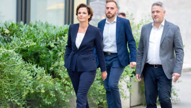 Rendi-Wagner auf dem Weg zum Gespräch mit den Grünen (Bild: APA/GEORG HOCHMUTH)