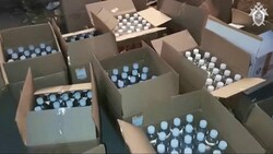 Ermittler veröffentlichten Videomaterial von den Flaschen mit dem gepanschten Alkohol - diese wurden in einem Lager aus dem Verkehr gezogen. (Bild: AFP)