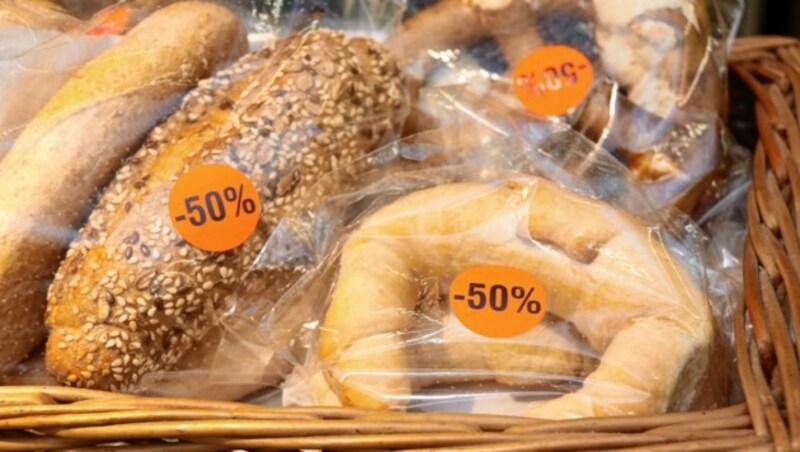 Kurz vor Ladenschluss gibt es bei einigen Supermarktketten Brot und Gebäck verbilligt (Bild: Christian Jauschowetz)