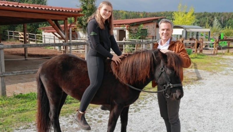 Hier reiten Tarek Leitners Töchter (im Bild Livni, 14) (Bild: Zwefo)