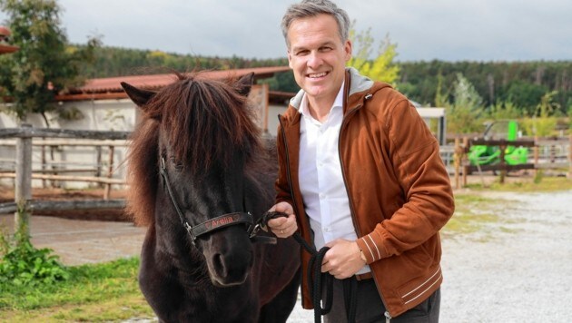 Keine Angst vor großen - und kleinen - Tieren: Tarek Leitner auf dem Islandpferdehof in Lengenfeld (NÖ). (Bild: Zwefo)