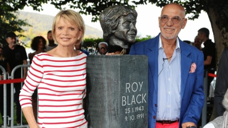 Denkmal in Velden: Schätzchen Uschi Glas und Otto Retzer bei der Enthüllung der Black-Büste (Bild: Rojsek-Wiedergut Uta)