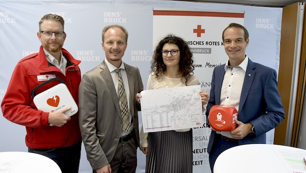 Matthias Stark (Rotes Kreuz), Innsbrucks Vize Johannes Anzengruber, Laura-Lisa Mölk (MPreis) und Michael Zentner (Uniqa) setzen sich gemeinsam für eine „herzsichere“ Stadt ein. (Bild: Andreas Fischer)