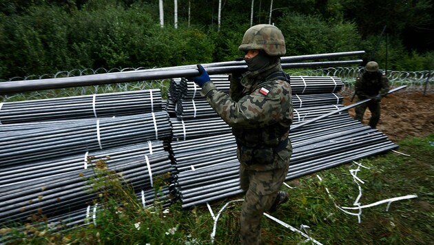 Polnische Soldaten bei der Errichtung von Barrieren an der Grenze zu Weißrussland (Bild: APA/AFP/Jaap Arriens)