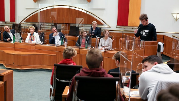 Landtagspräsidentin Verena Dunst und Abgeordnete im Gespräch mit den Schülern. In den kommenden drei Jahren werden weitere Schulen ins Landhaus eingeladen. (Bild: LMS)