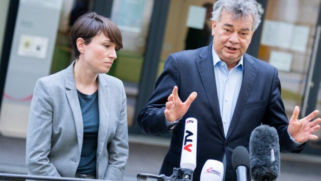 Die Grünen, hier mit Klubobfrau Sigrid Maurer und Vizekanzler Werner Kogler, wollen das ausverhandelte Budget trotz Regierungskrise durchbringen. (Bild: APA/GEORG HOCHMUTH)