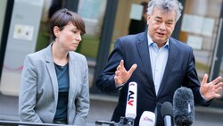Die Grünen, hier mit Klubobfrau Sigrid Maurer und Vizekanzler Werner Kogler, wollen das ausverhandelte Budget trotz Regierungskrise durchbringen. (Bild: APA/GEORG HOCHMUTH)