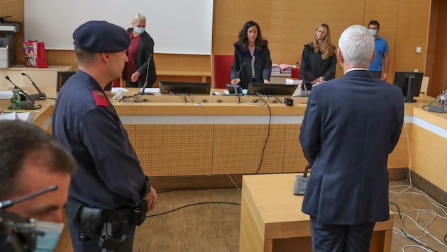 Der Mediziner am ersten Verhandlungstag in Wels: Er soll in eine Anstalt eingeliefert werden. (Bild: Matthias Lauber)