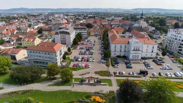 Der Platz vor dem Rathaus im ehemaligen Minoritenkloster soll von Autos befreit werden. (Bild: Stadtgemeinde Tulln)