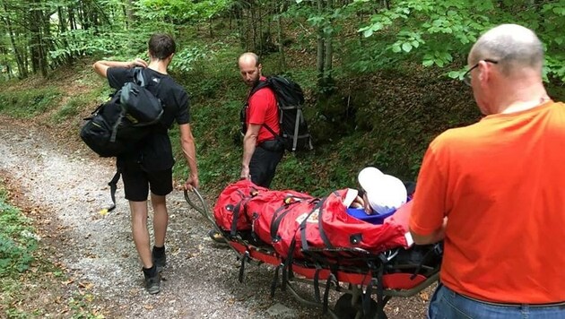 Dieser entkräftete Bergsteiger wird von den freiwilligen Helfern auf einer Trage ins Tal gebracht. (Bild: Bergrettung Bad Goisern)