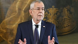 Bundespräsident Alexander Van der Bellen sieht die österreichische Verfassung „auch für diese Situation“ gerüstet. (Bild: APA/HERBERT NEUBAUER)