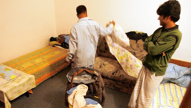 Archivbild: Polizei-Razzia in einer Flüchtlingswohnung (Bild: Andi Schiel)