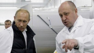 Jewgeni Prigoschin (rechts), der Mann hinter der Gruppe Wagner, führte ein Luxusrestaurant, das Kremlchef Putin gern besuchte. (Bild: APA/AFP/Sputnik/Alexey Druzhinin)