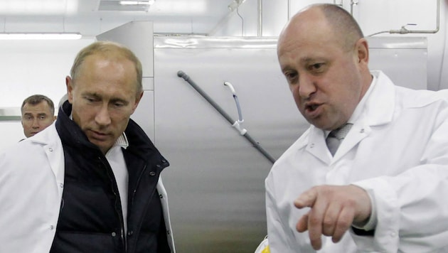 „Putins Koch“ Jewgeni Prigoschin (rechts) ist nicht nur der Geldgeber der Wagner-Söldnergruppe, sondern betreibt in St. Petersburg auch ein Desinformationszentrum mit Hunderten „Trollen“. (Bild: APA/AFP/Sputnik/Alexey Druzhinin)