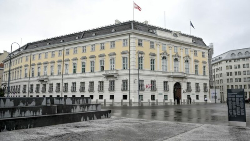 Sowohl im Bundeskanzleramt als auch bei den Grünen herrschte am Samstag großes Schweigen. (Bild: APA/HERBERT NEUBAUER)