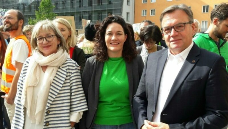 Landesrätin Beate Palfrader mit der Tiroler Landeshauptmann-Stellvertreterin Ingrid Felipe (Grüne) und Landeshauptmann Günther Platter (ÖVP) (Bild: APA/BRIGITTE FORSTER)